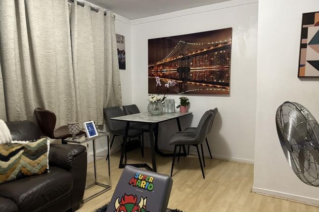 2 bed property, in Chinbrook Road, £300,000