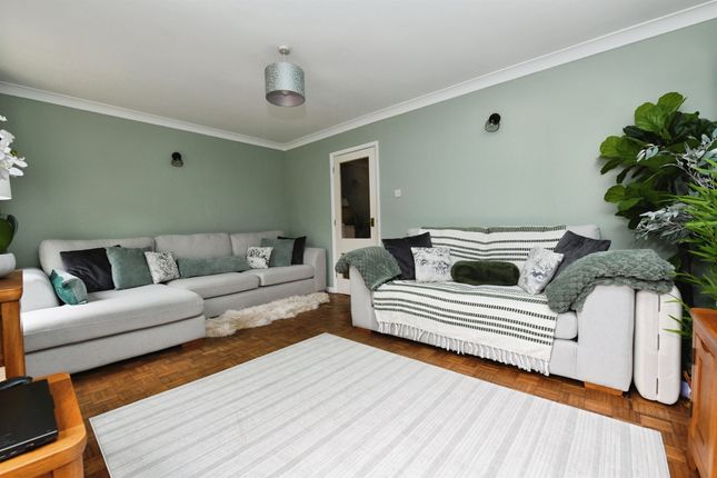 3 bed property, in Roslings Close, £350,000