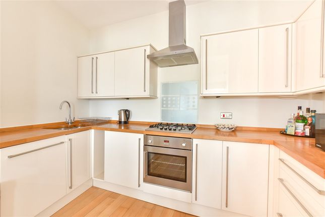 3 bed property, in Hambrough Road, £325,000