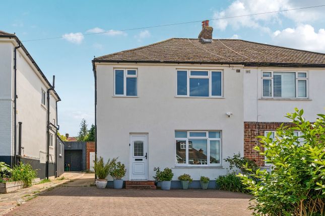 3 bed property, in The Crescent, £690,000