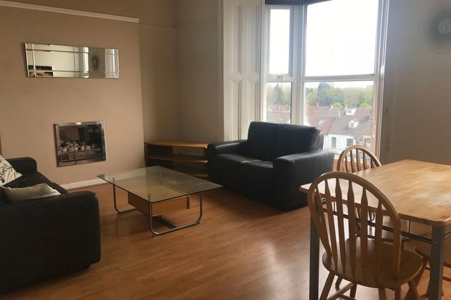 2 bed property, in Bay View Crescent, £135,000