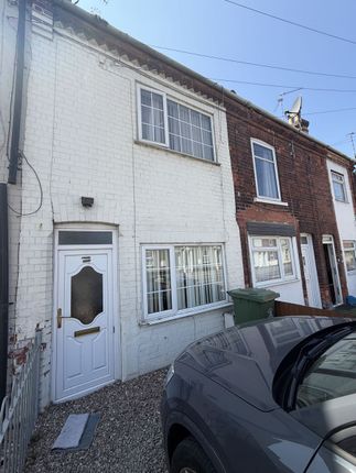 2 bed property, in Skirbeck Road, £105,000