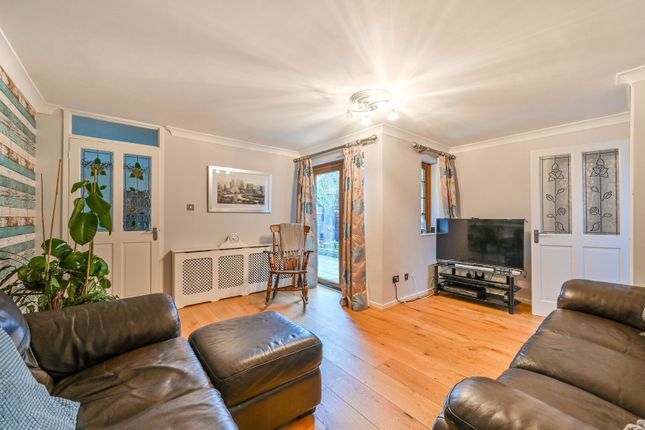 4 bed property, in West Gardens, £800,000