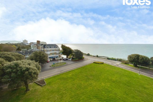 2 bed property, in Elizabeth Court, £262,000