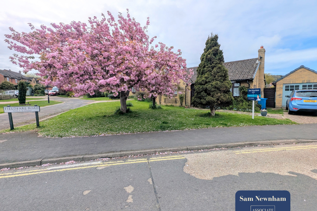 2 bed property, in Fieldfare Road, £320,000