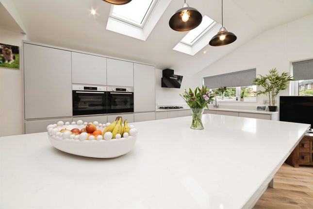 2 bed property, in 25th Avenue, £180,000