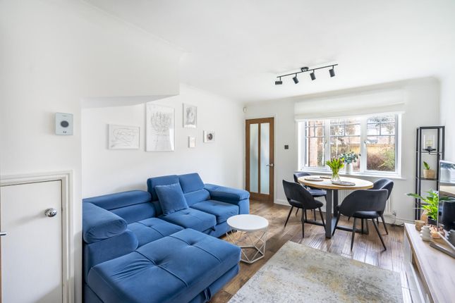 2 bed property, in Minchin Close, £294,000
