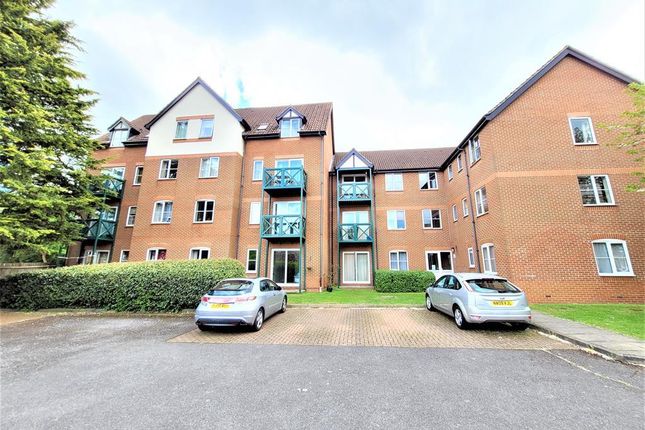 2 bed property, in Admirals Court, £200,000