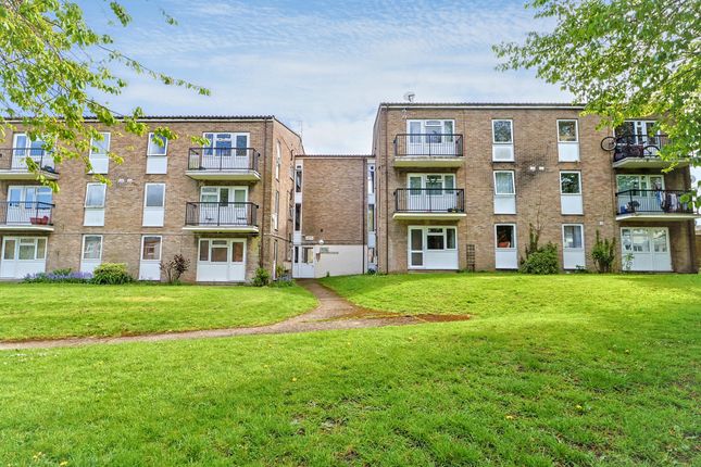 1 bed property, in Coles Place, £60,000