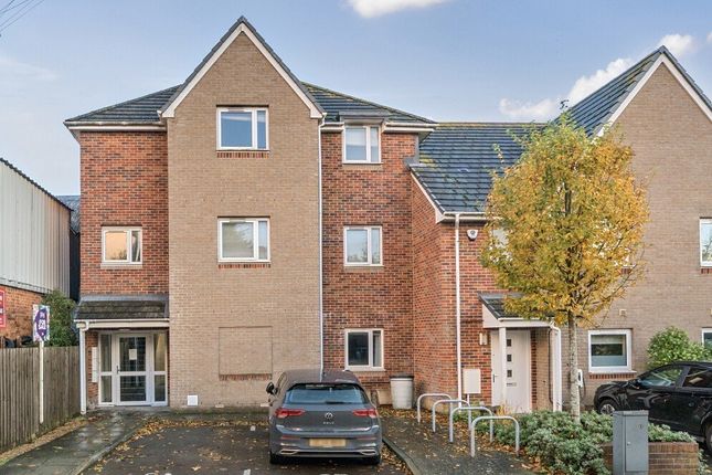 2 bed property, in Oakley Road, £190,000