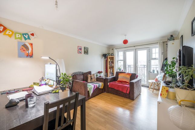 2 bed property, in Osier Crescent, £350,000