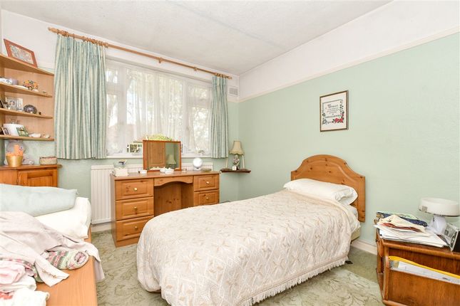 2 bed property, in Matlock Gardens, £200,000