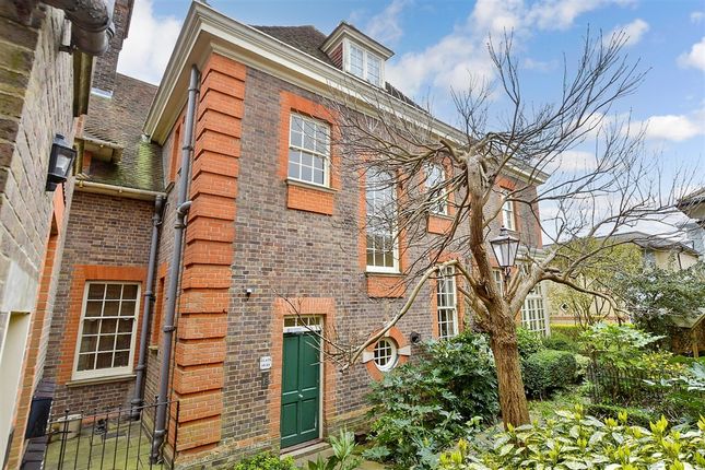 1 bed property, in West Cliff Road, £130,000