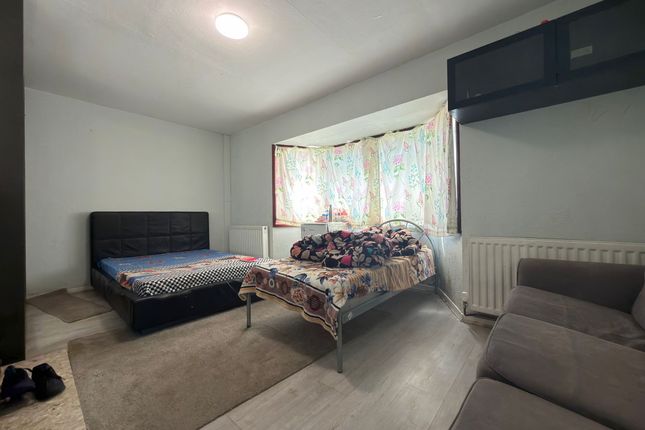 3 bed property, in Poole Court Road, £590,000