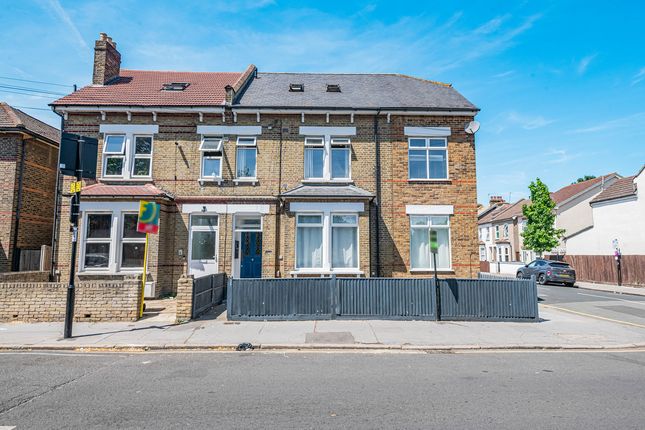 1 bed property, in Sydenham Road, £230,000