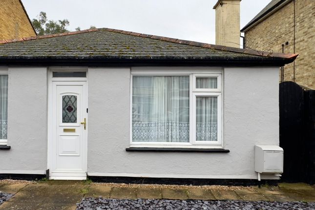 2 bed property, in Leslie Avenue, £225,000