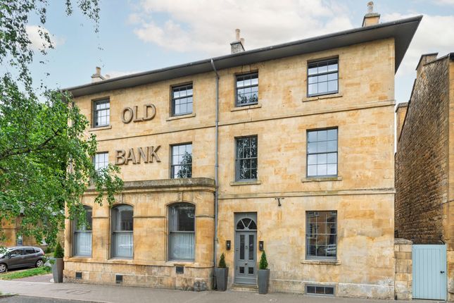6 bed property, in High Street, £1,800,000