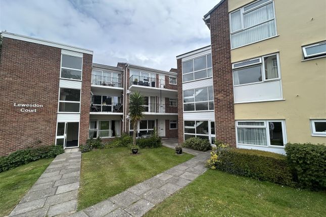 2 bed property, in Silver Street, £225,000
