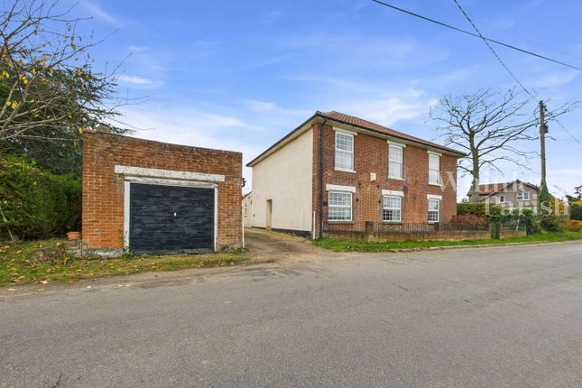 4 bed property, in Pye Lane, £425,000