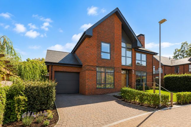 3 bed property, in Calton Close, £795,000