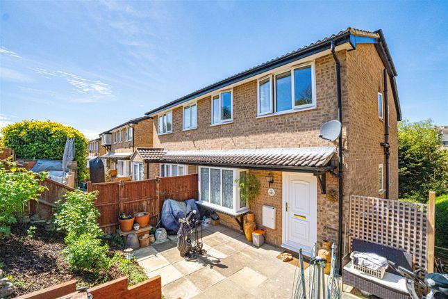 2 bed property, in Pinders Road, £175,000