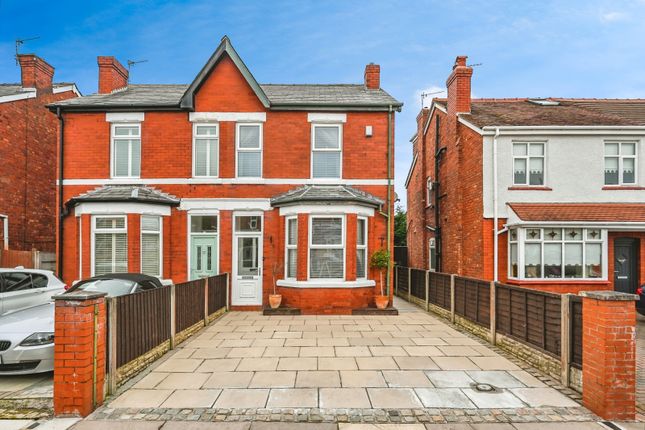 2 bed property, in Brook Street, £195,000
