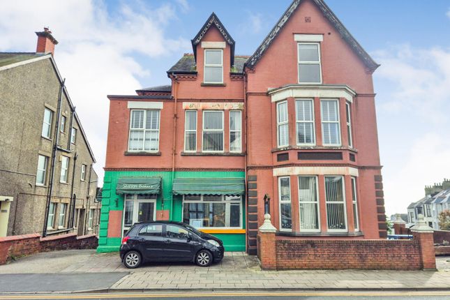 8 bed property, in High Street, £220,000
