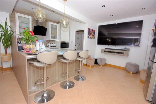 4 bed property, in Greenways, £550,000