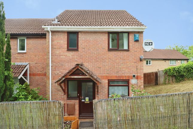 2 bed property, in Pine Road, £300,000