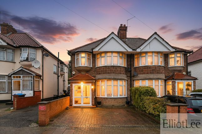 4 bed property, in Chestnut Grove, £600,000