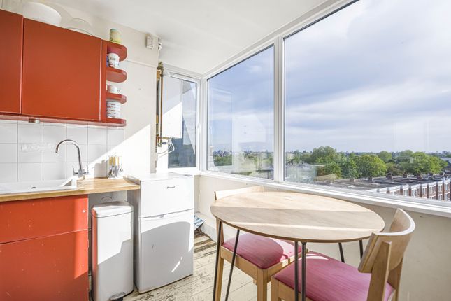 1 bed property, in Elthorne Court, £400,000