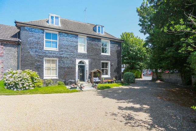 2 bed property, in Old London Road, £350,000