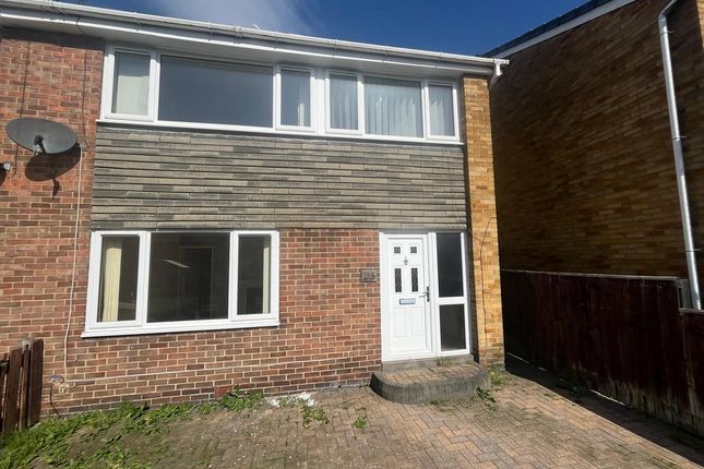 3 bed property, in Charlaw Close, £80,000