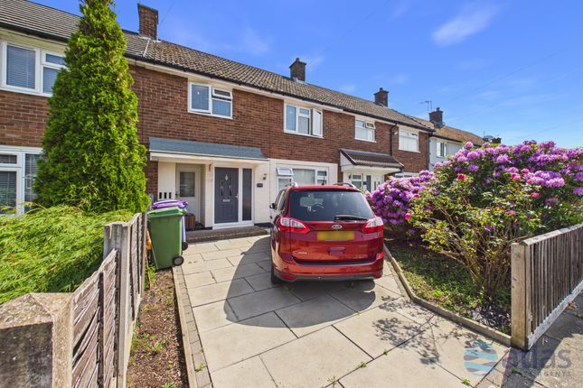 3 bed property, in Hartsbourne Avenue, £210,000