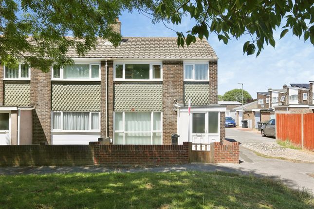 3 bed property, in Long Drive, £210,000