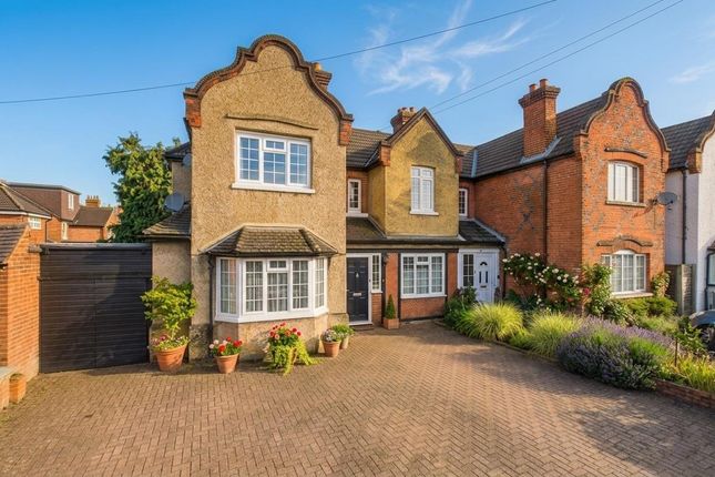 5 bed property, in Chertsey Road, £500,000