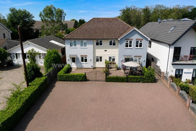 2 bed property, in Ferry Road, £270,000