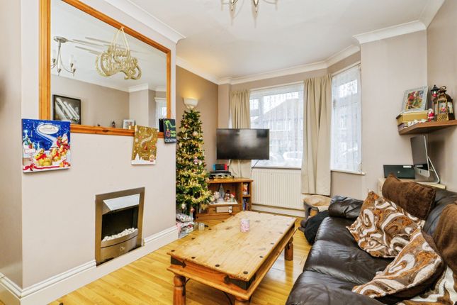 2 bed property, in Old Crossing Road, £150,000