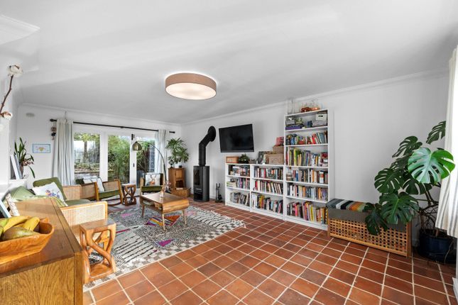 4 bed property, in Lingfield Road, £550,000