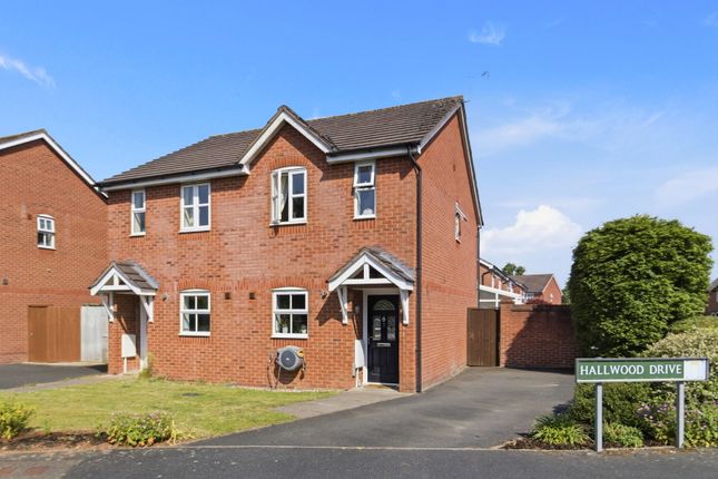 2 bed property, in Hallwood Drive, £245,000