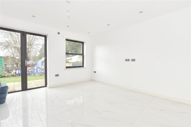3 bed property, in Whitehill Road, £425,000