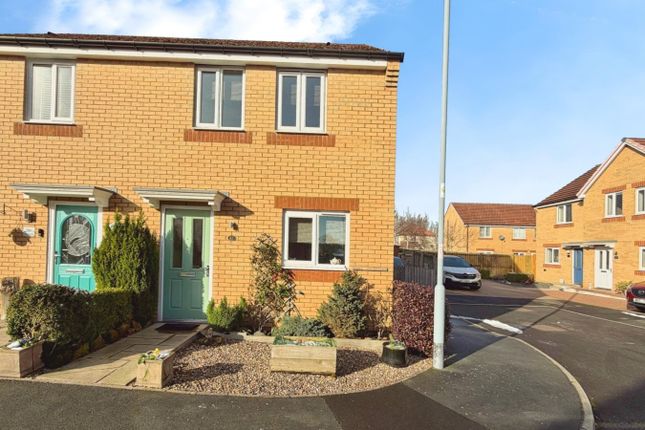 2 bed property, in Viscount Close, £100,000