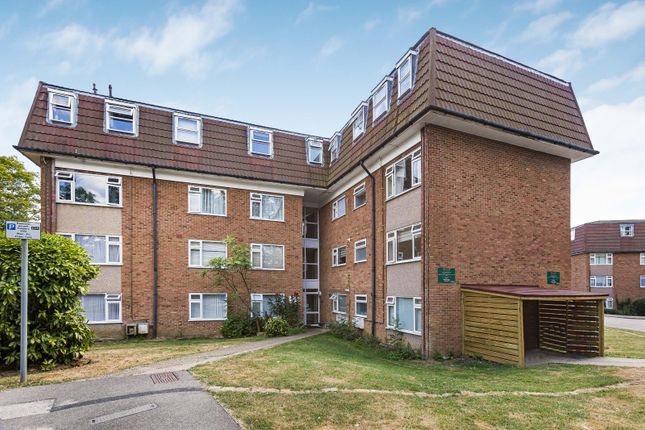 2 bed property, in Lambs Close, £185,000