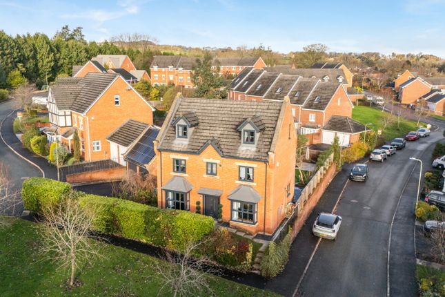 5 bed property, in Upper Well Close, £485,000