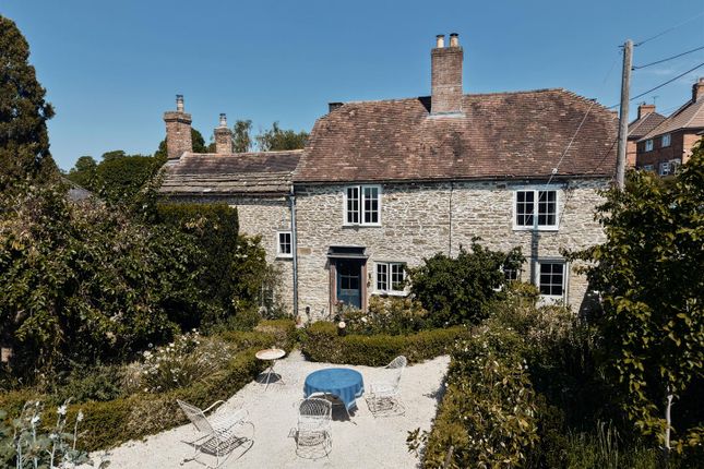 6 bed property, in Flingers Lane, £775,000