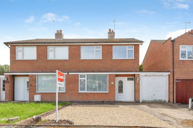3 bed property, in Kew Drive, £290,000