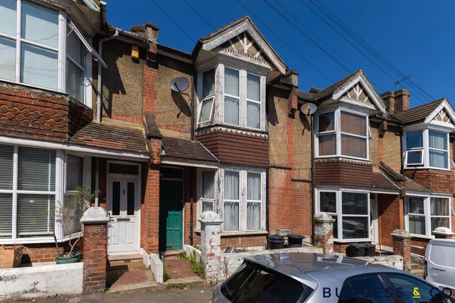 4 bed property, in Silverlands Road, £215,000