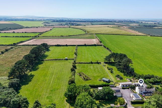 4 bed property, in Fiddlers Green, £825,000