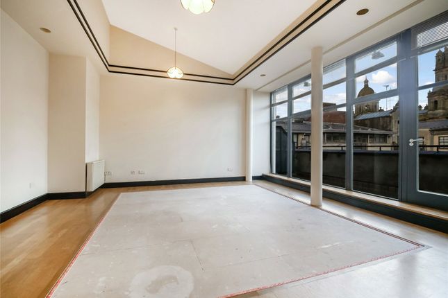 2 bed property, in Ingram Street, £265,000