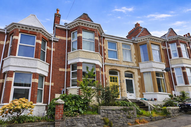 1 bed property, in Hamilton Gardens, £118,000